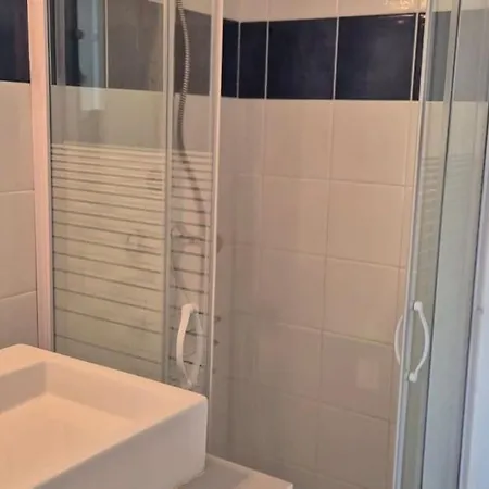 T2 A 6 Min A Pied De La Avec Piscine Apartment *